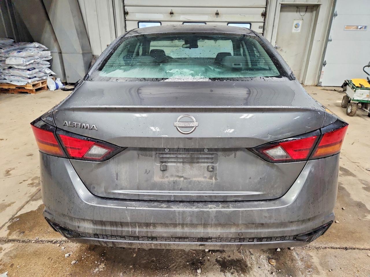 2023 Niss Altima s