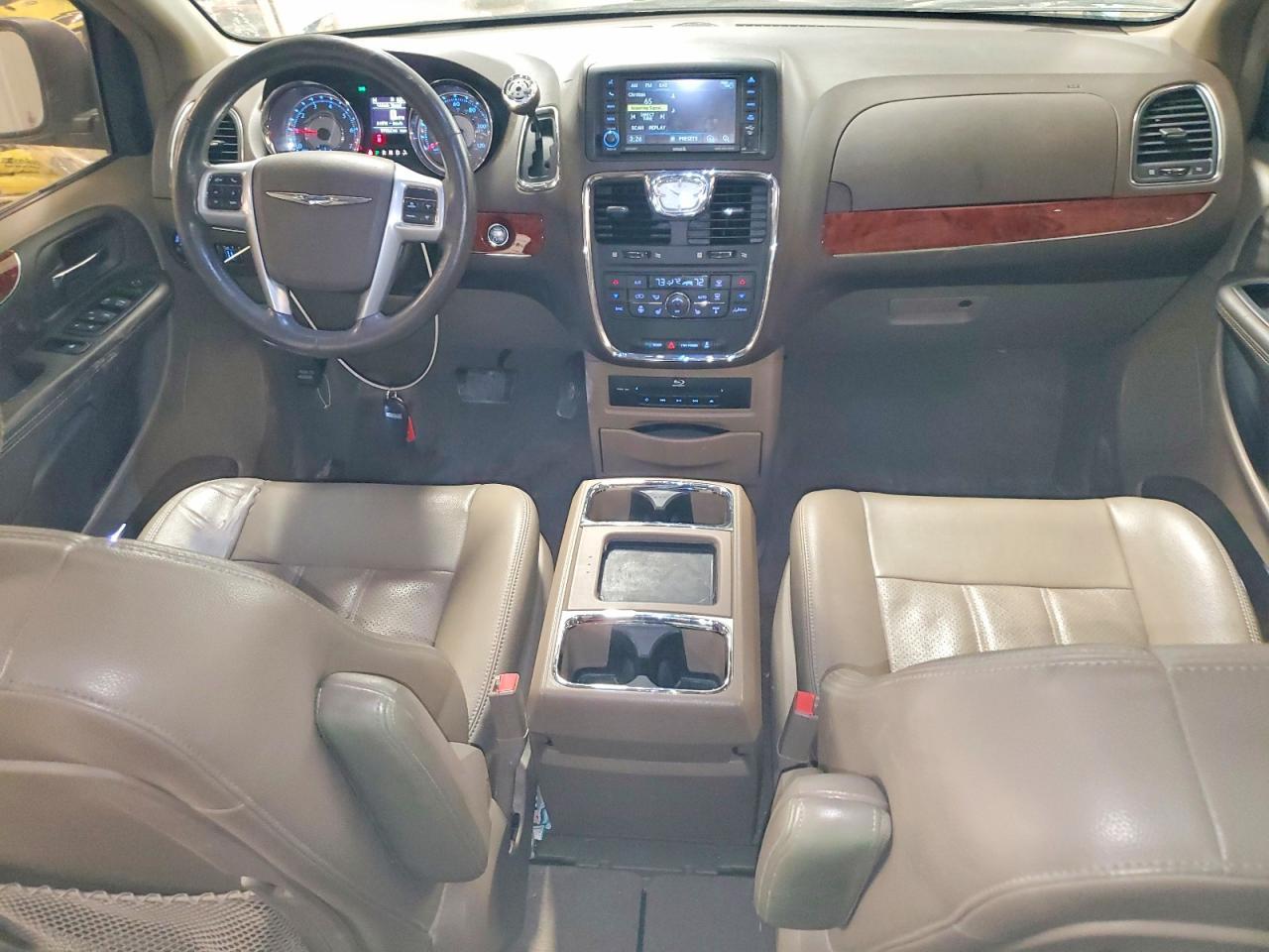 2013 Chrysler Town & Country Touring l