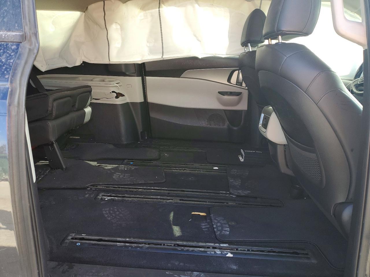 2023 KIA Carnival lx