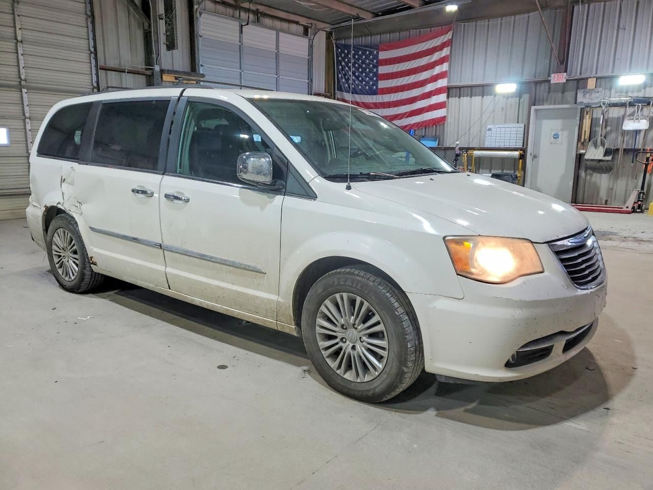 2013 Chrysler Town & Country Touring l