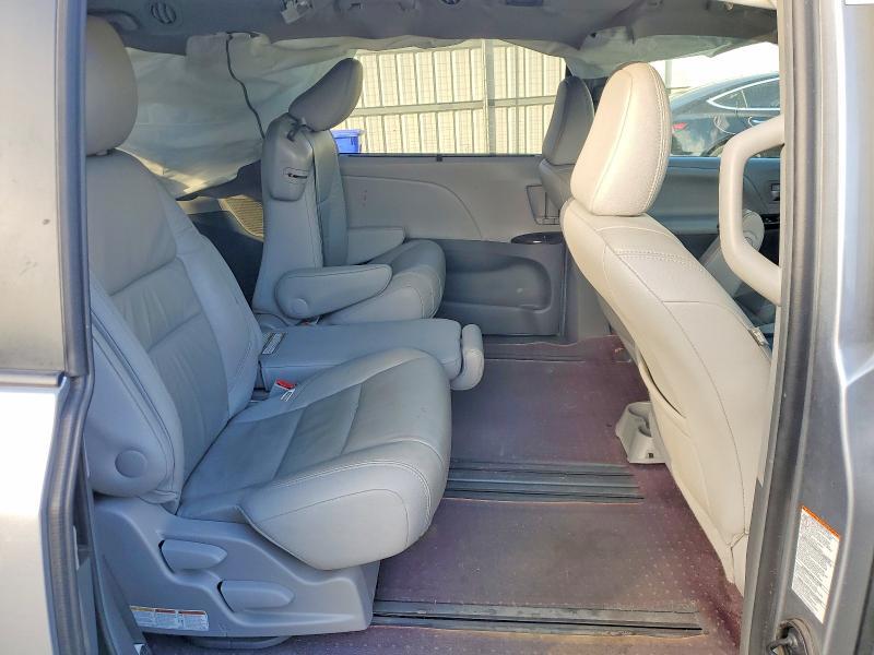 2016 Toyota Sienna xle 8-passenger