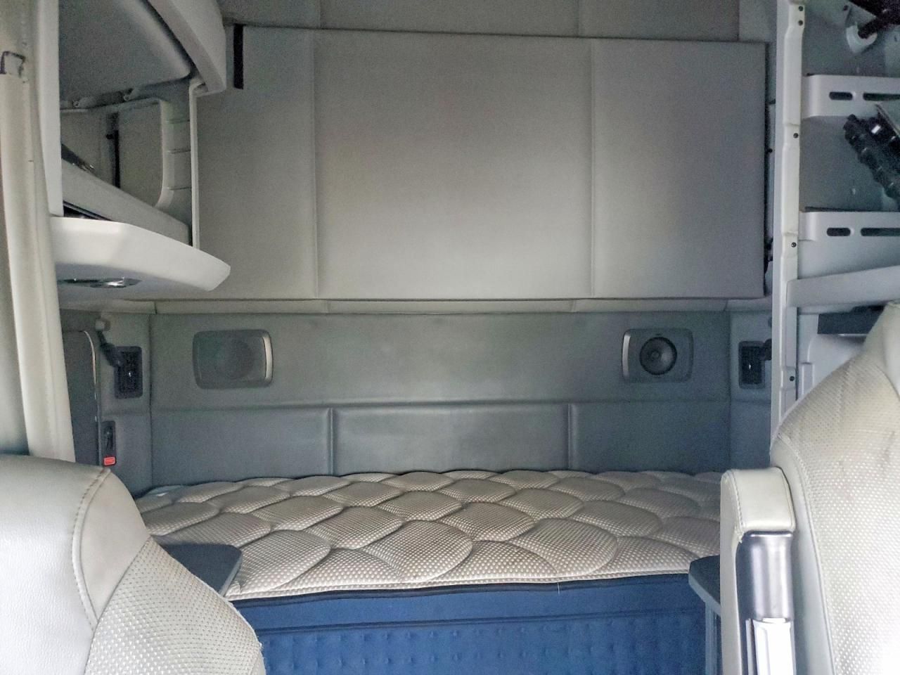 2018 Kenworth T680 Semi Truck