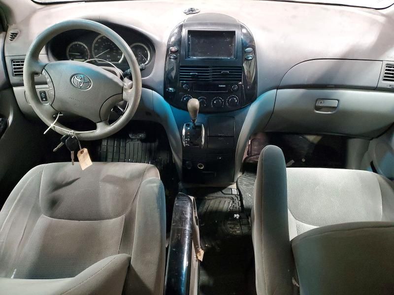 2005 Toyota Sienna le