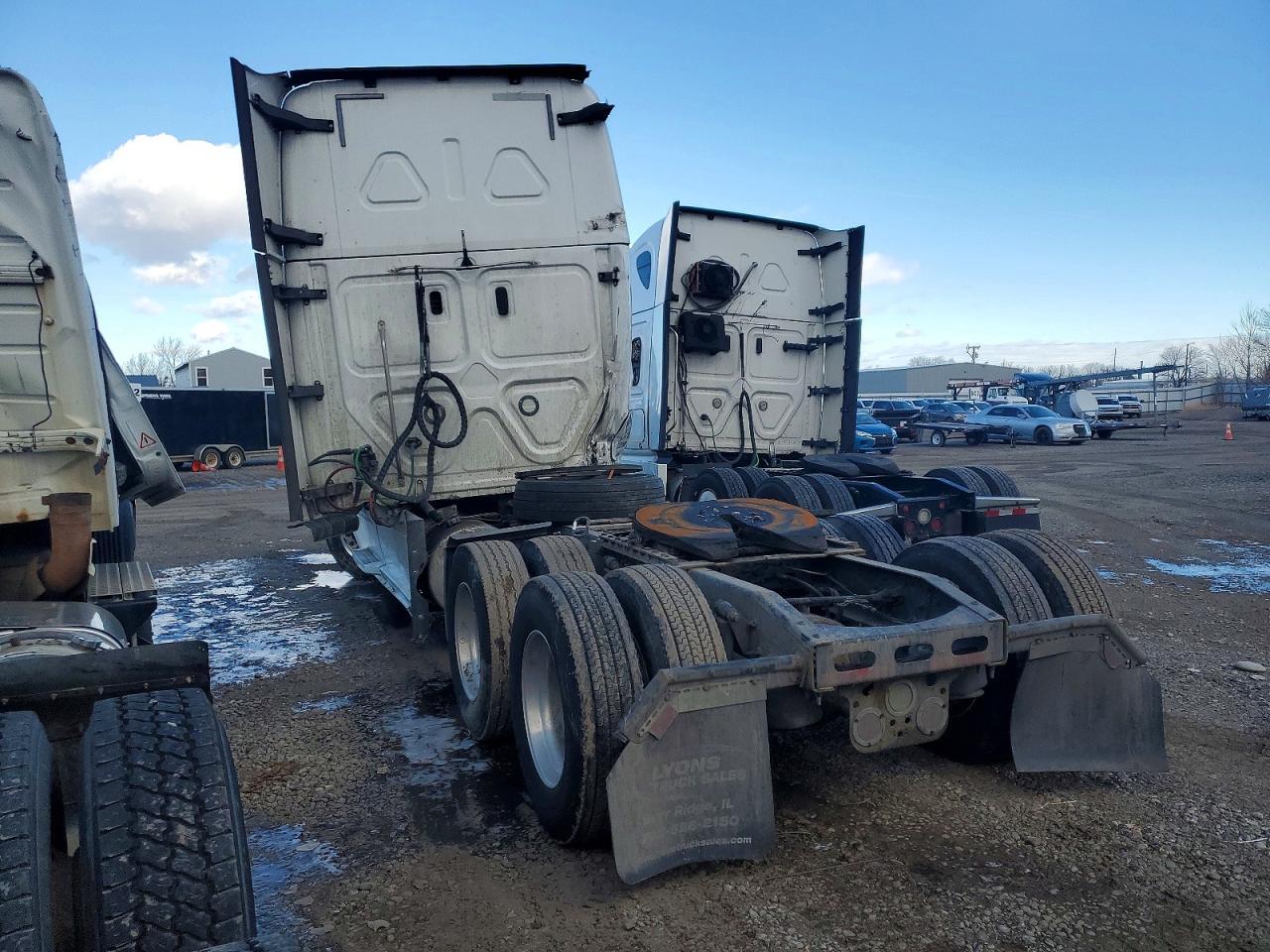 2020 Freigliner 2020 Freightliner Cascadia 126 Semi Truck