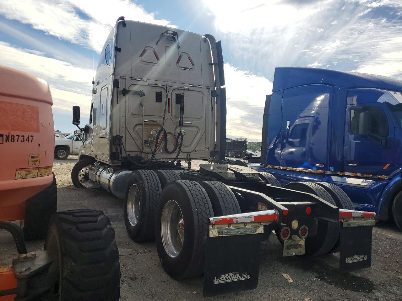 2009 Freightliner Cascadia Semi Truck