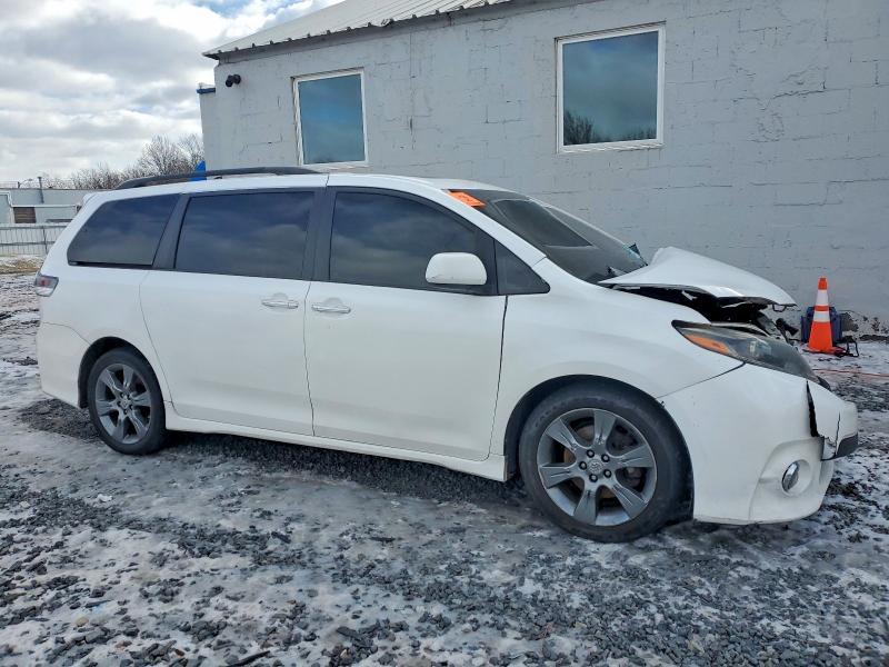 2015 Toyota Sienna Sport
