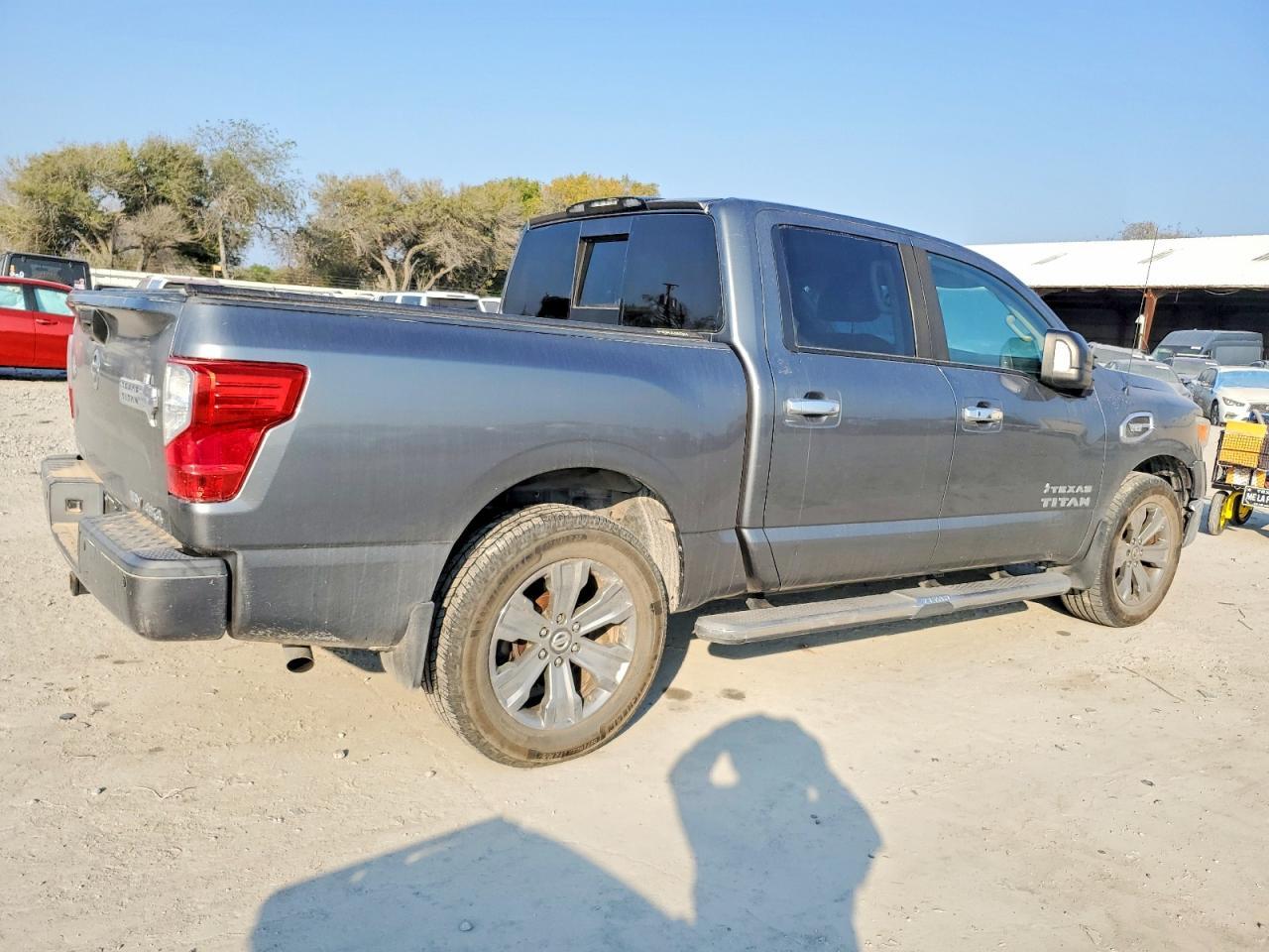 2017 Nissan Titan sv
