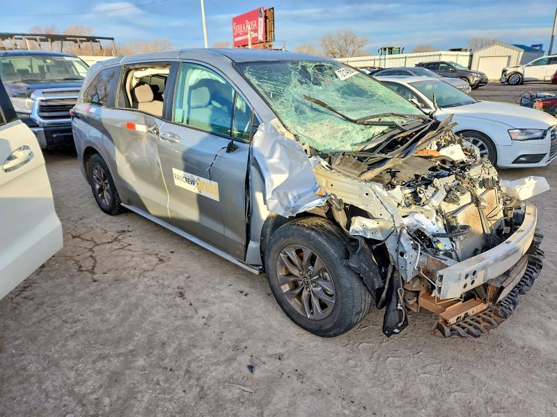 2024 Toyota Sienna le 8-passenger