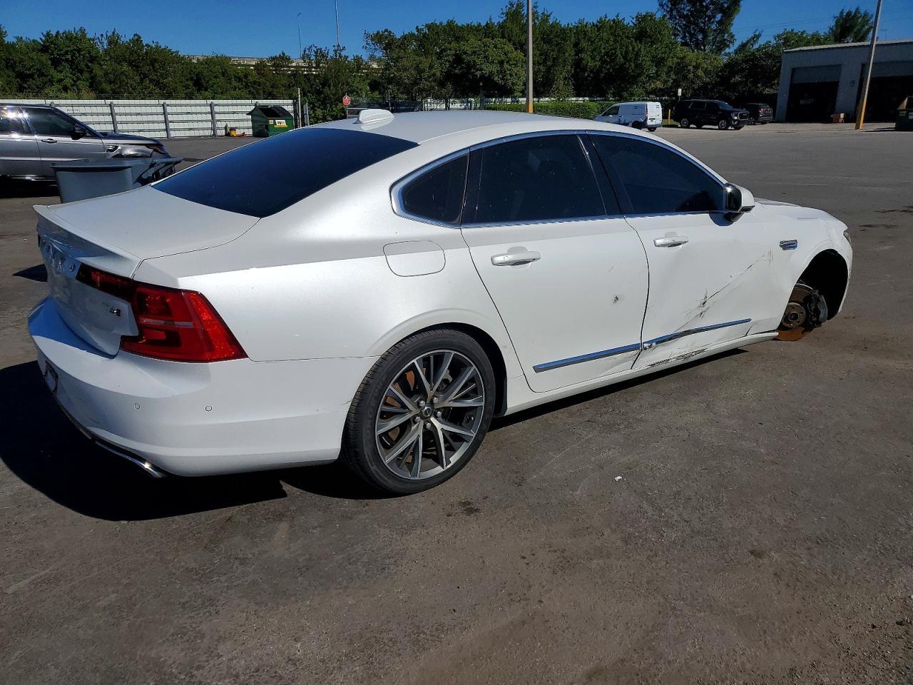 2017 Volvo S90 T6 Momentum