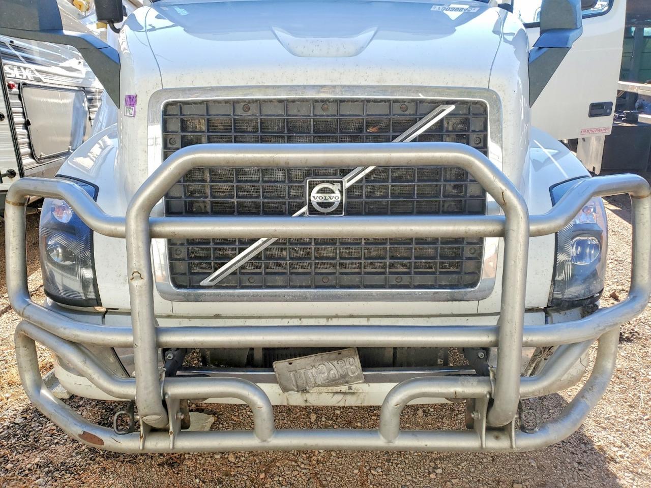 2019 Volvo VNL Semi Truck