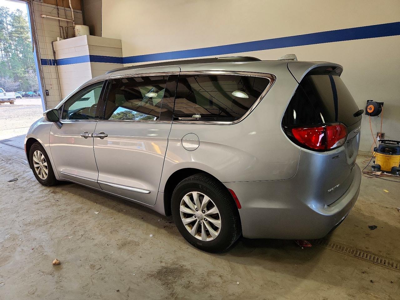 2017 Chrysler Pacifica Touring l
