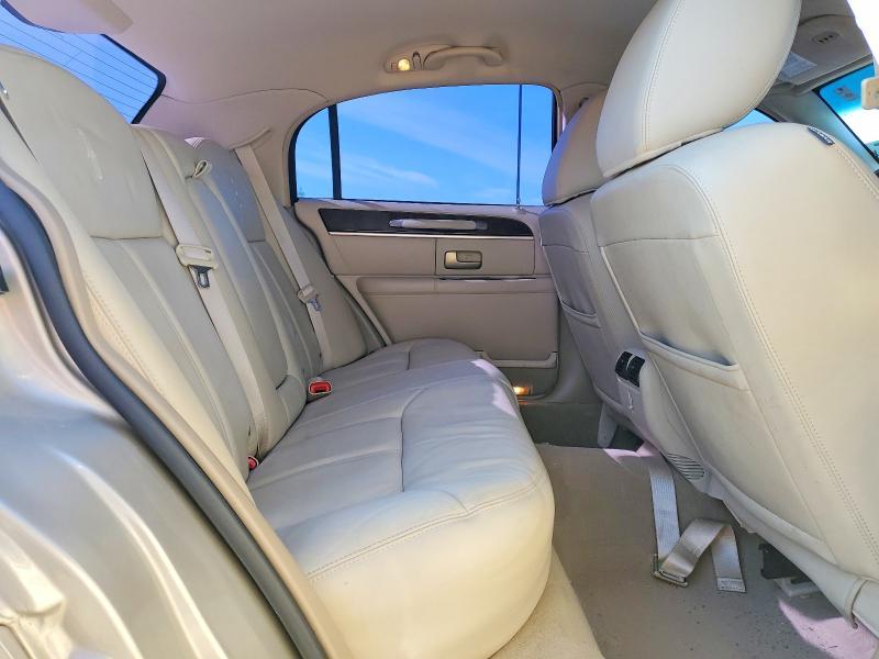 2011 Lincoln Town car Signature Limited