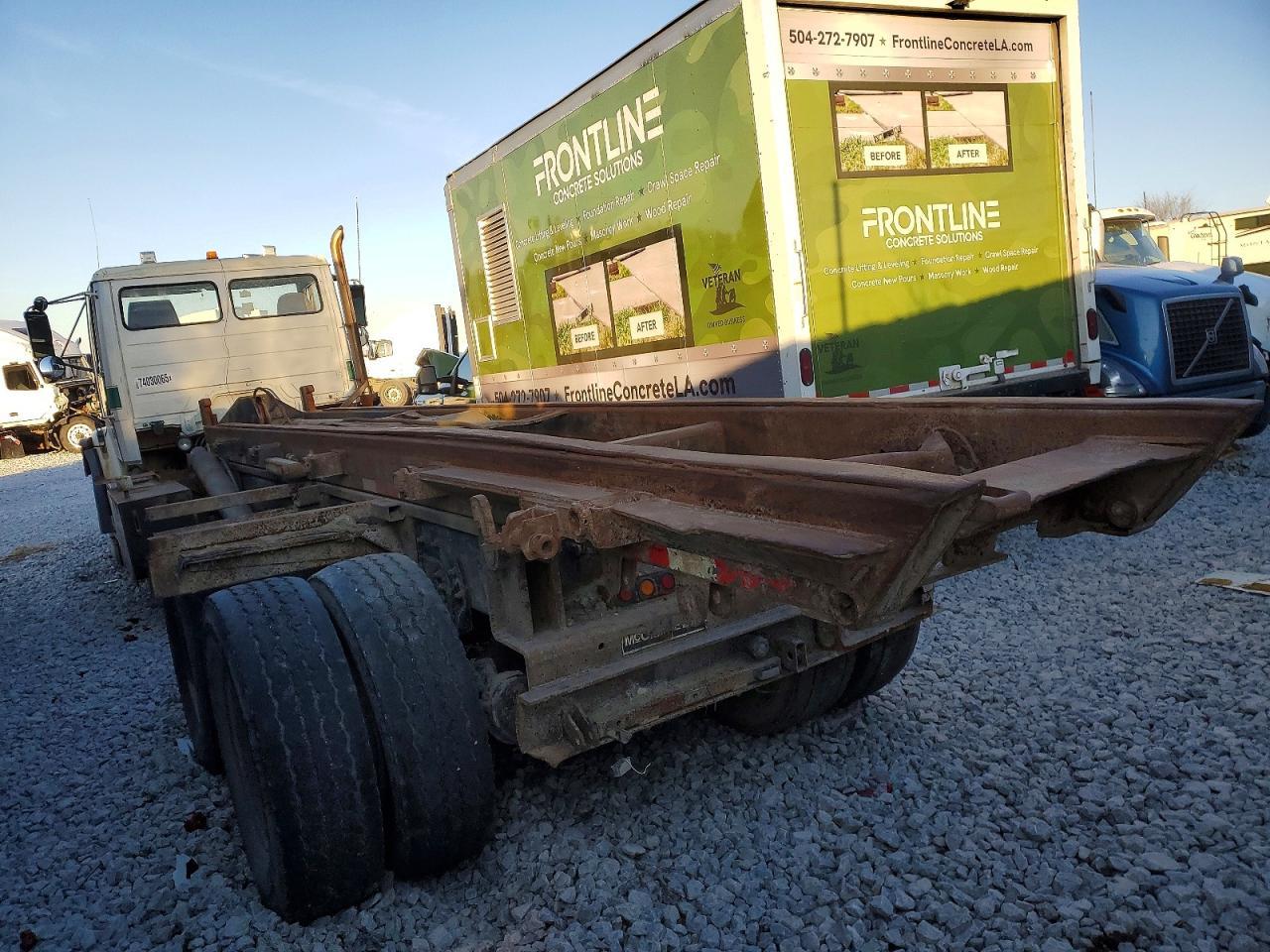 2000 Freightliner FL112 ROLL-OFF Container Truck