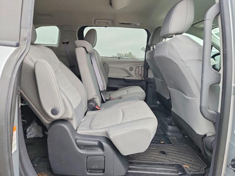 2022 Toyota Sienna le