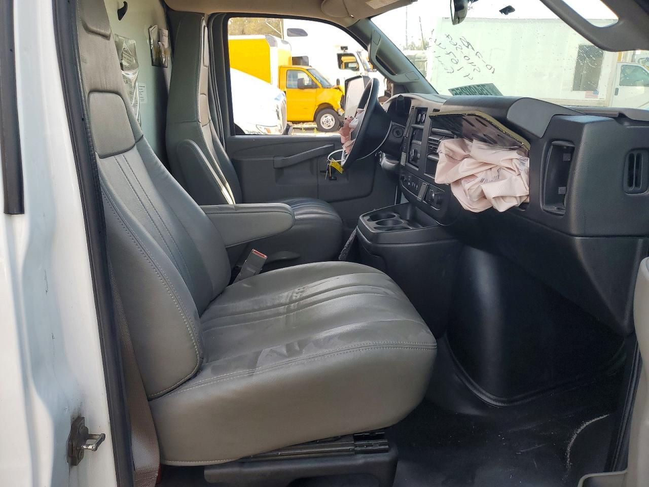 2022 GMC Savana CUT-BOX Truck