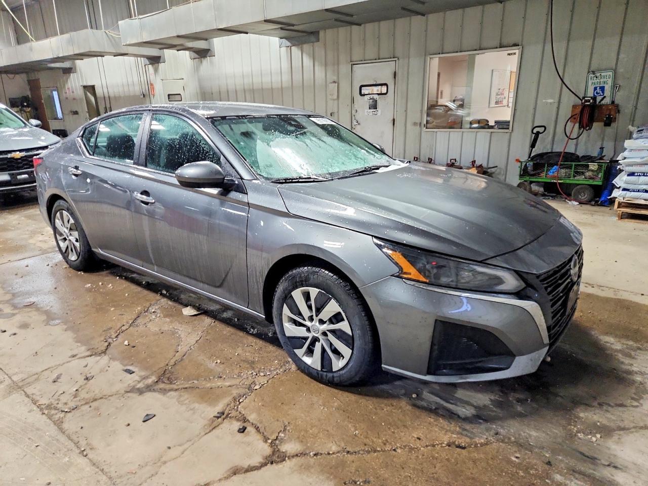 2023 Niss Altima s