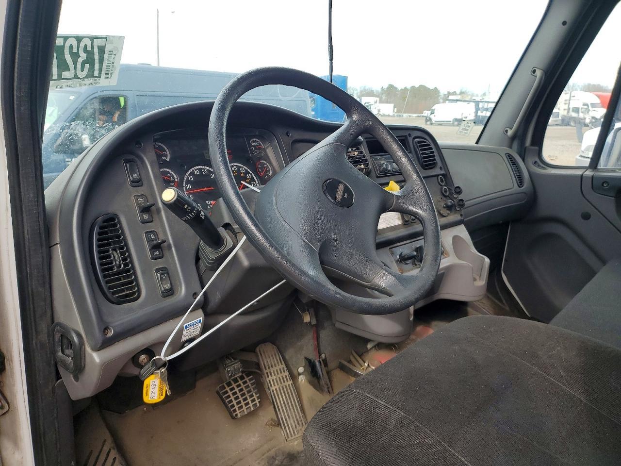 2015 Freightliner Business Class M2 BOX Truck