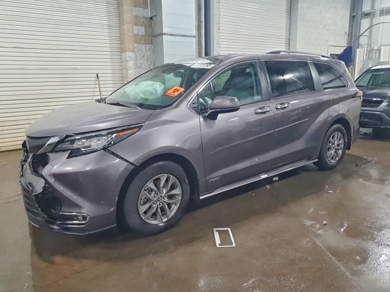 2021 Toyota Sienna xle