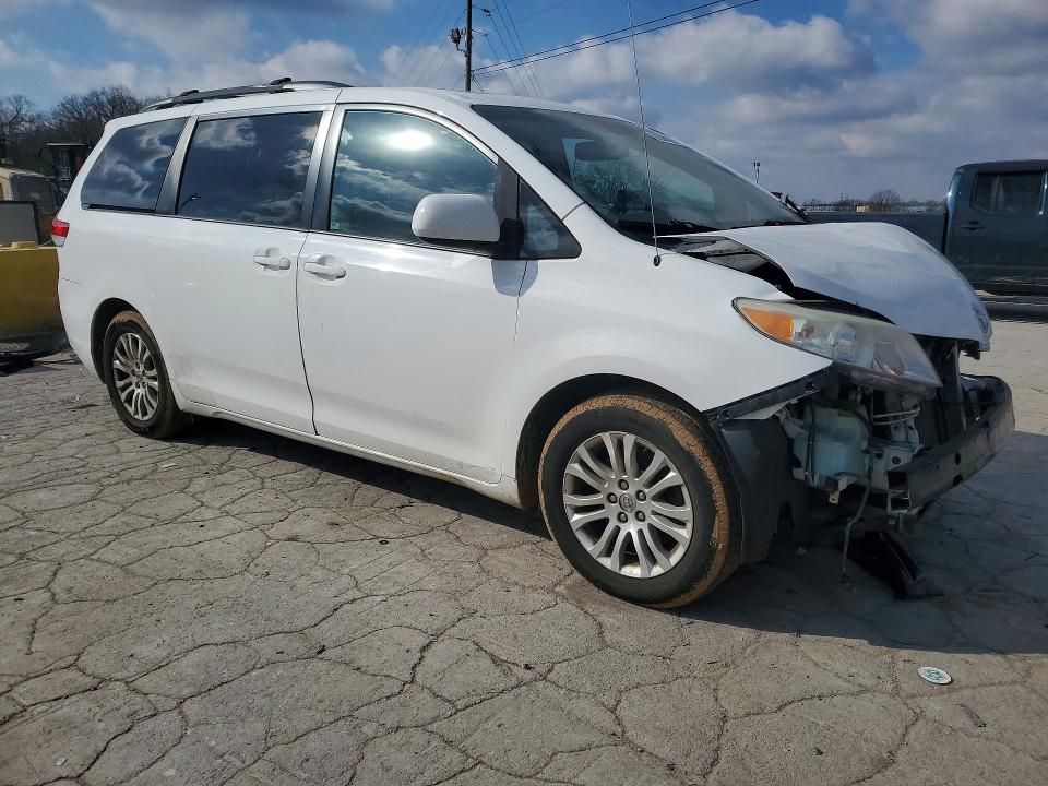 2013 Toyota Sienna xle