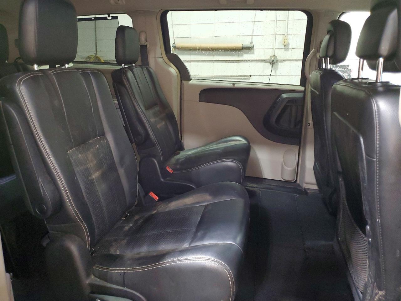2011 Chrysler Town & Country Touring l