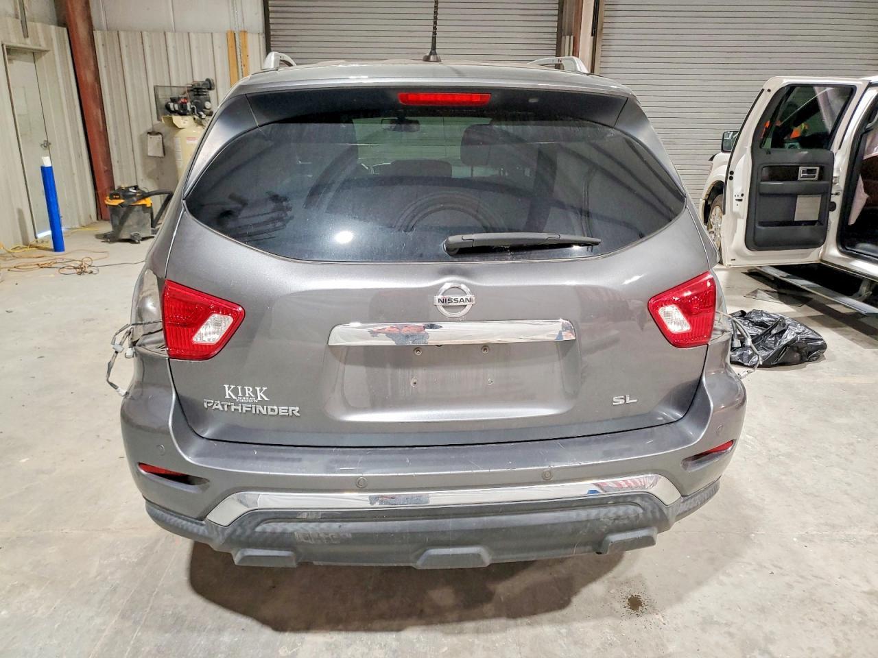 2018 Nissan Pathfinder s