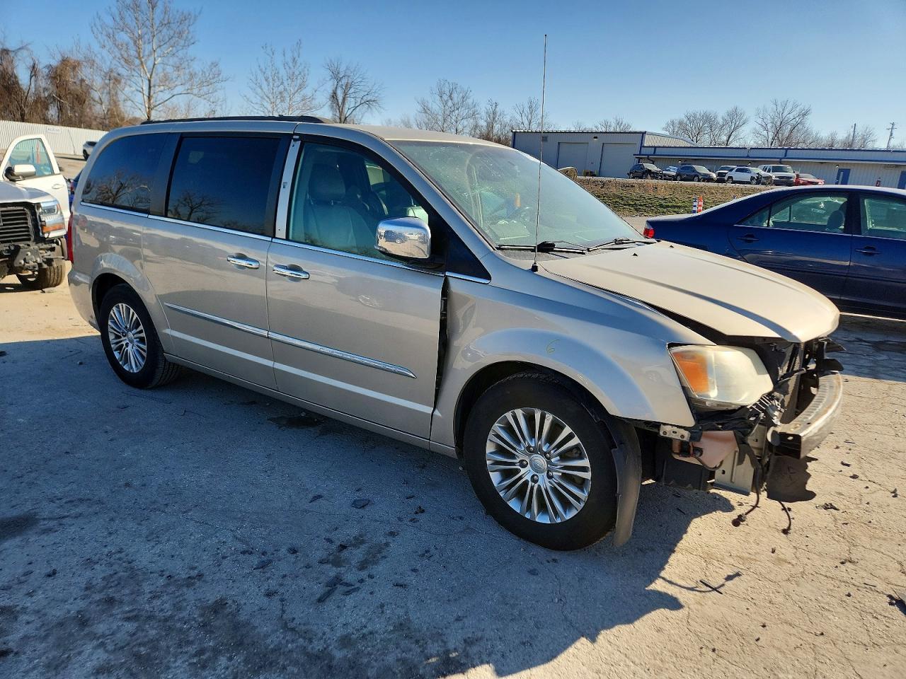 2013 Chrysler Town & Country Touring l