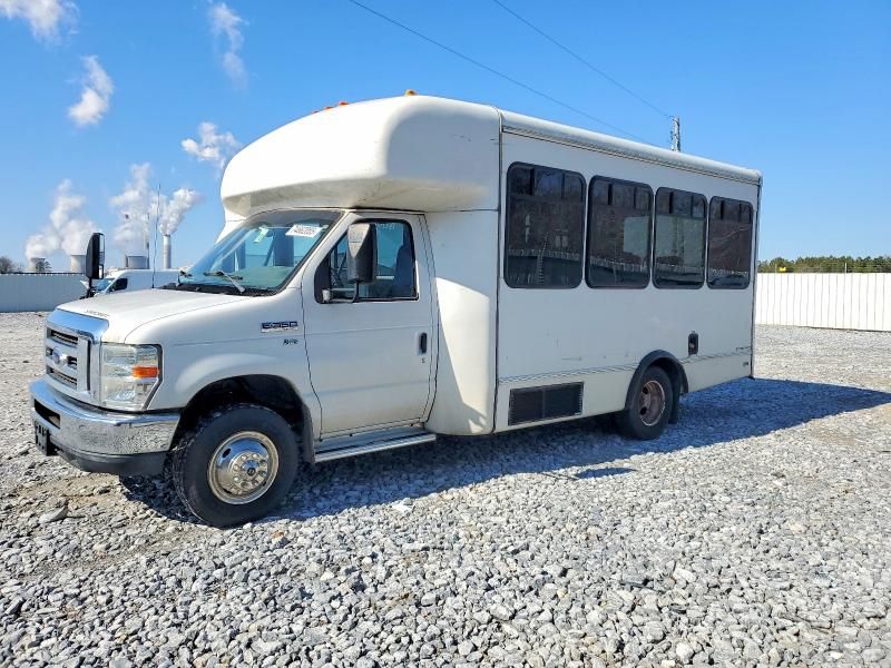 2011 Ford Econoline E350 Super Duty Cutaway Van