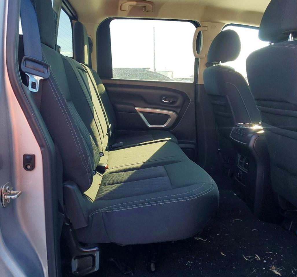 2017 Nissan Titan sv