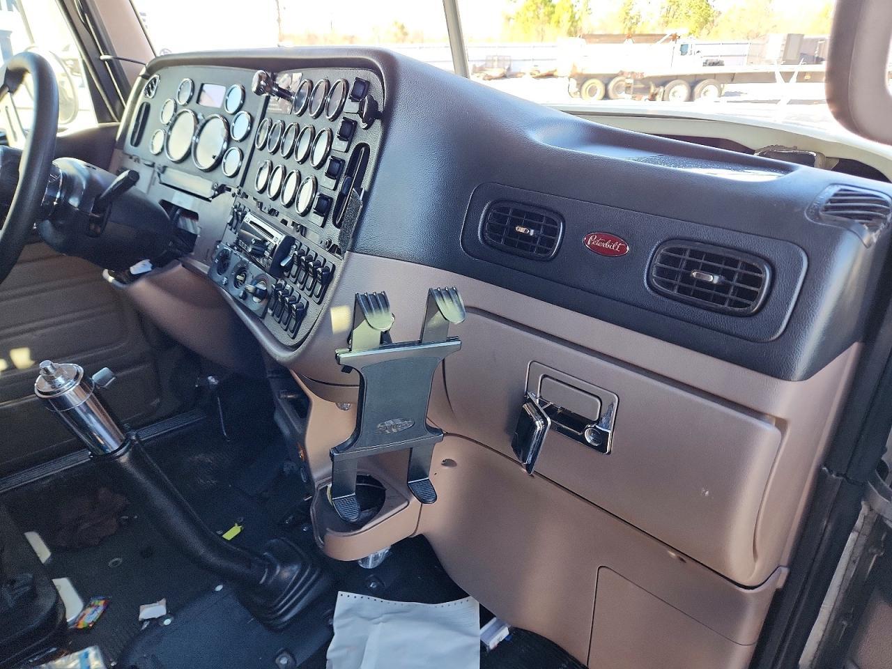 2019 Peterbilt 389 Semi Truck