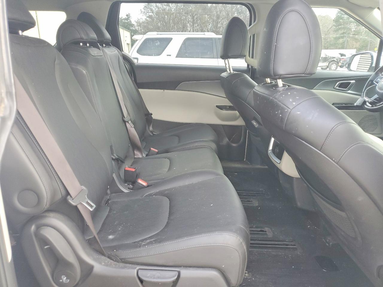 2023 KIA Carnival lx