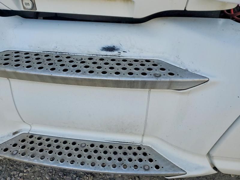 2015 Kenworth T680 Semi Truck