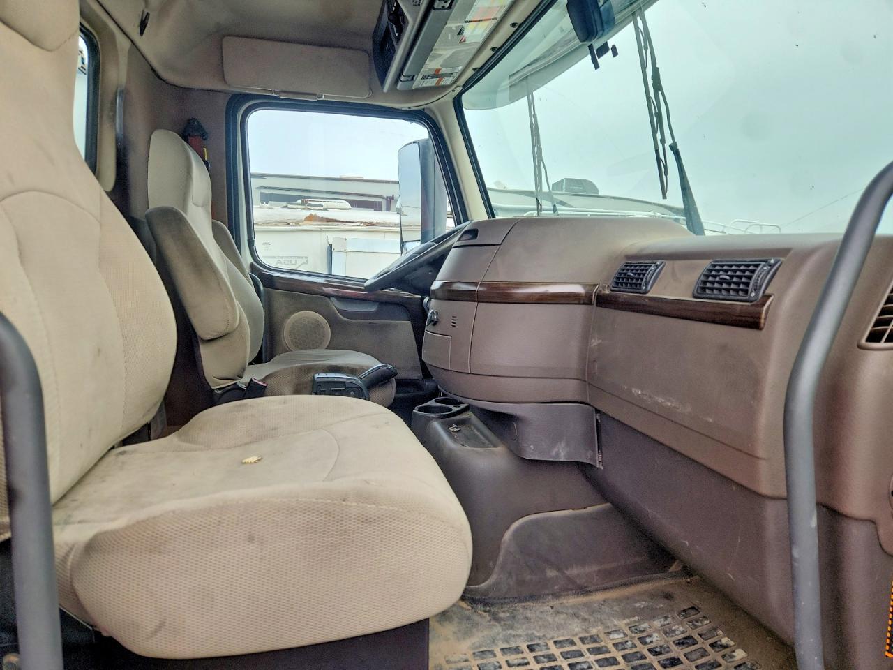 2018 Volvo VNM Semi Truck