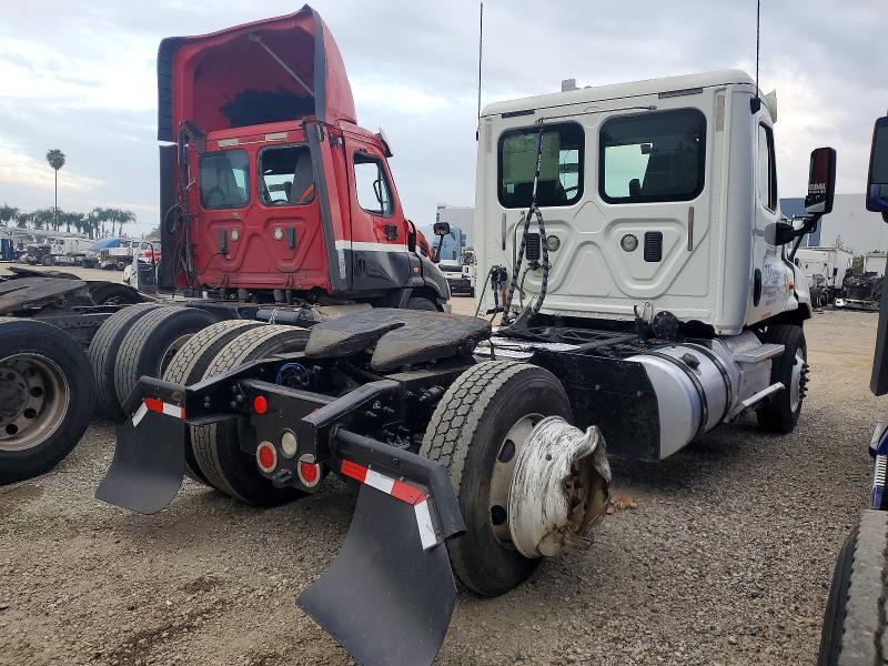 2016 Freightliner Cascadia 125 Semi Truck