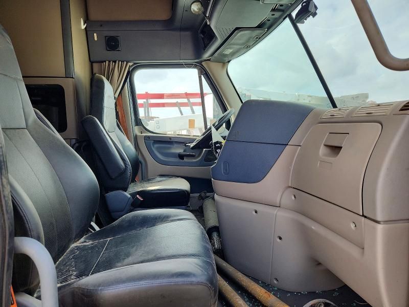 2016 Freightliner Cascadia 1-semi Truck