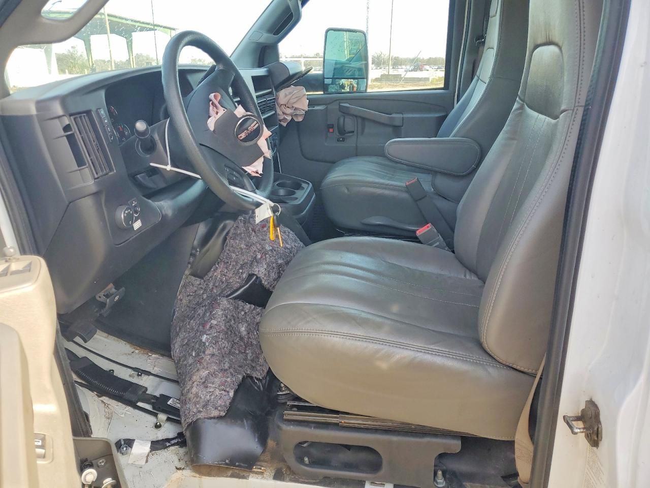 2022 GMC Savana CUT-BOX Truck