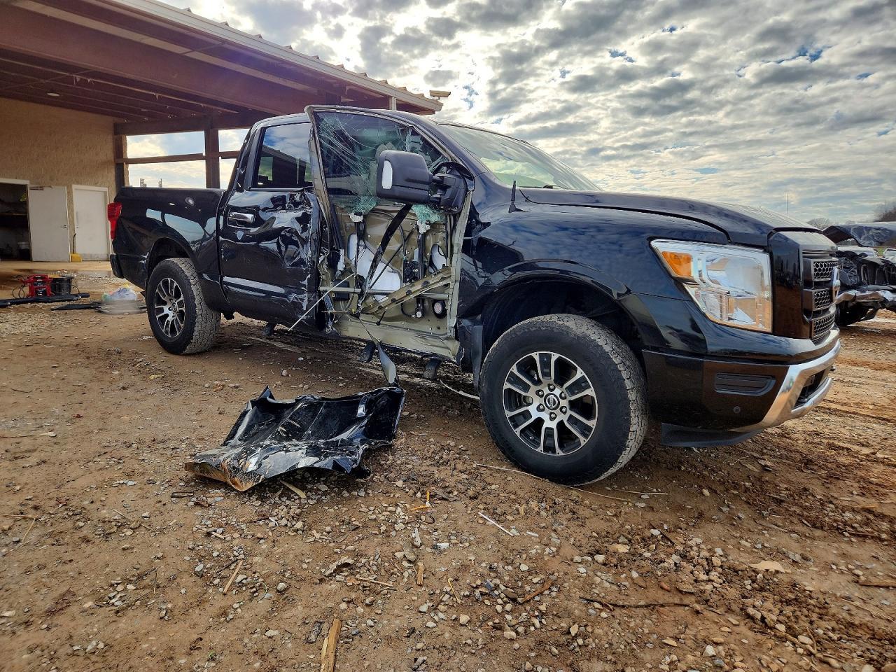 2021 Nissan Titan sv