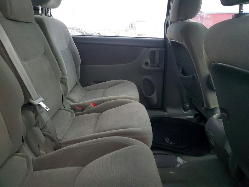 2004 Toyota Sienna ce