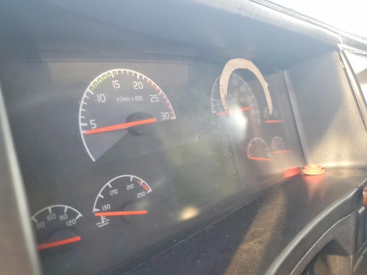 2005 Volv O VNL Semi Truck