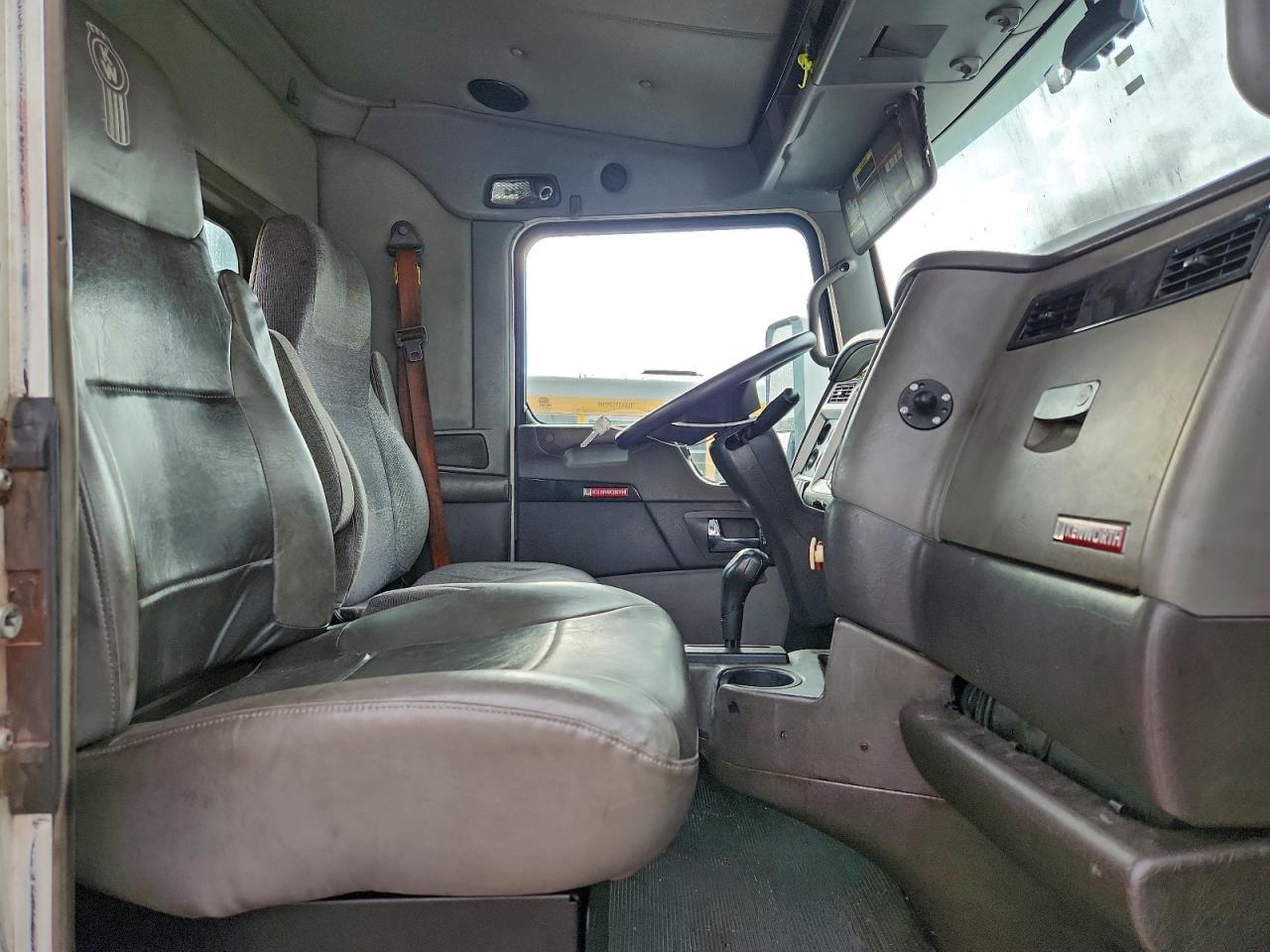 2013 Kenworth T600 Semi Truck