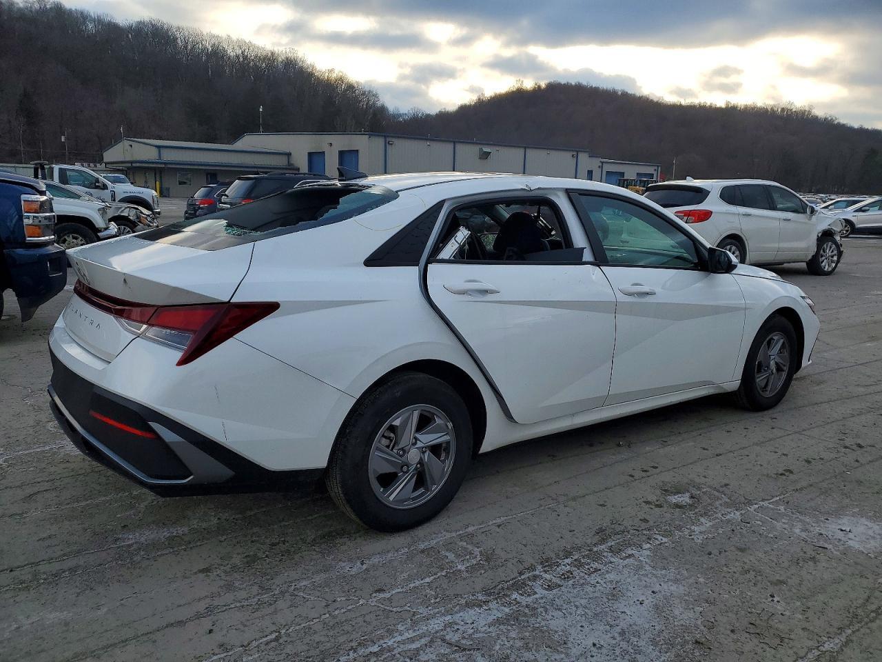 2025 Hyundai Elantra se