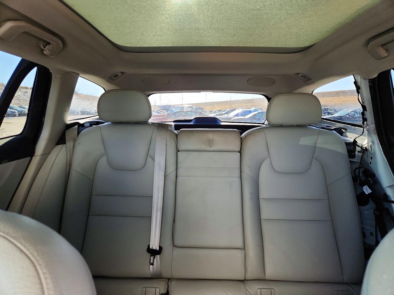 2022 Volvo V60 Cross Country T5 Momentum