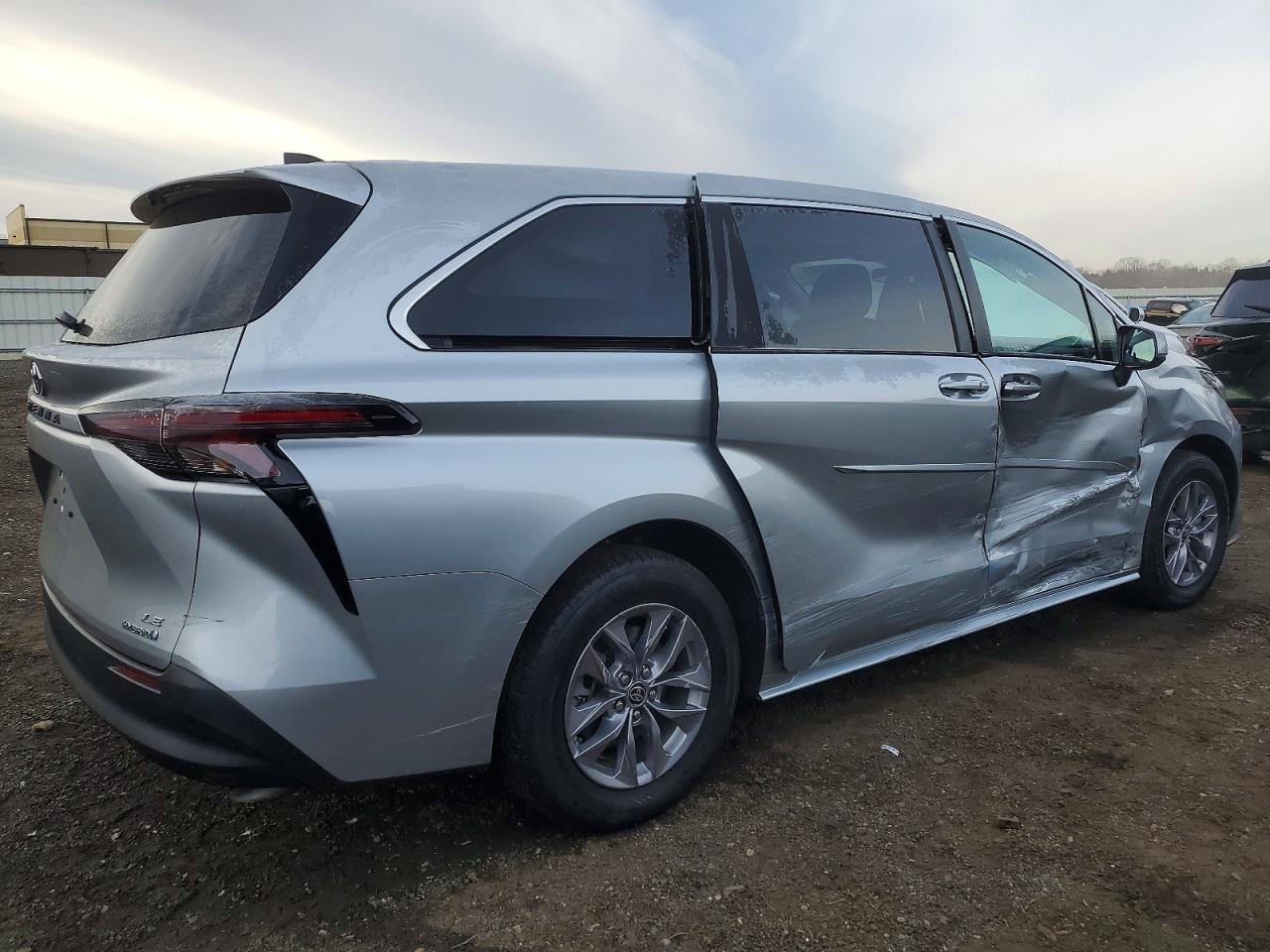 2023 Toyota Sienna le