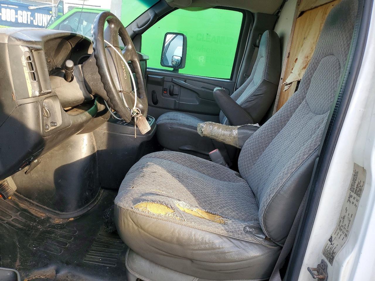 2004 GMC Savana cut