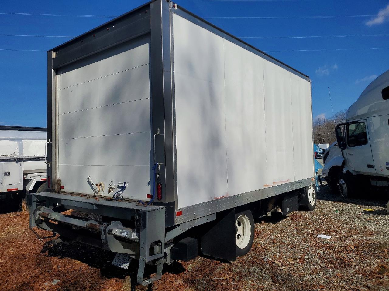 2023 Isuzu NRR Refrigerated BOX Truck