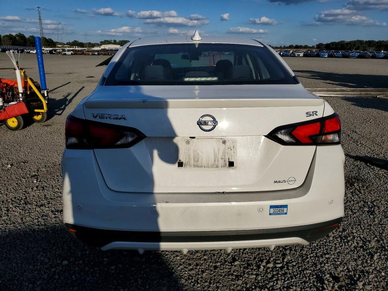 2022 Nissan Versa sr