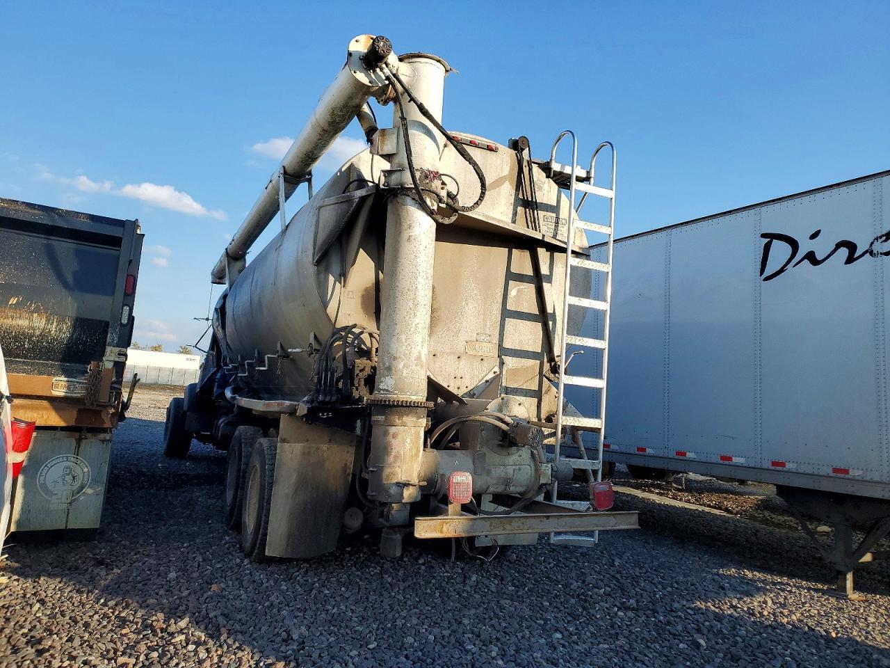 2001 International F-2574 Feed Mixer Truck