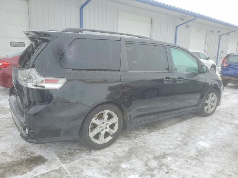 2011 Toyota Sienna se 8-passenger