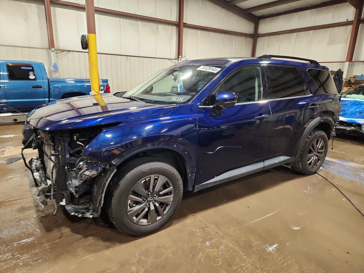 2022 Nissan Pathfinder sv