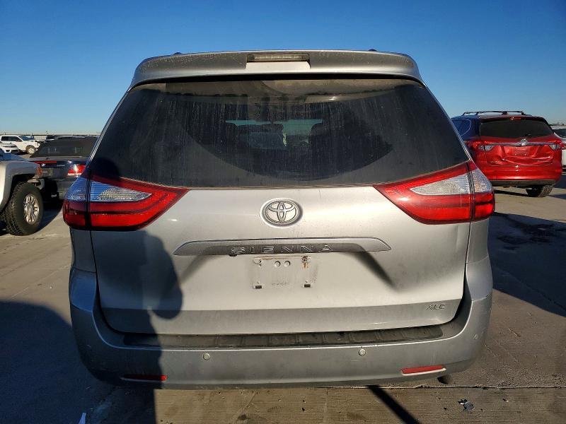 2016 Toyota Sienna xle Premium 8-passenger