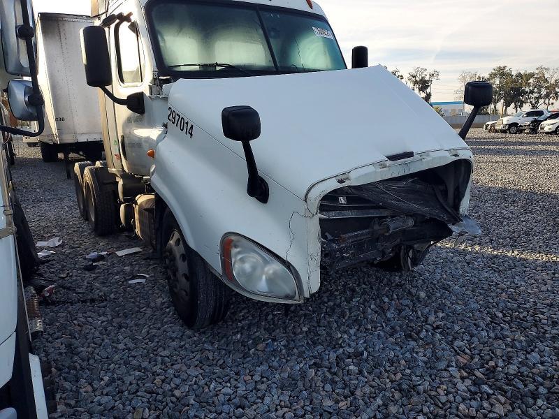 2015 Freigliner 2015 Freightliner Cascadia Semi Truck